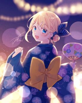 Rule 34 | 1girl, asagao minoru, blonde hair, blue eyes, blurry, blurry background, bokeh, bow, braid, commentary request, depth of field, from behind, hair bun, hair ornament, hairclip, hand fan, holding, holding fan, japanese clothes, kagamine rin, kimono, long sleeves, looking at viewer, looking back, obi, open mouth, paper fan, pinching sleeves, sash, signature, single hair bun, smile, solo, uchiwa, vocaloid, wide sleeves