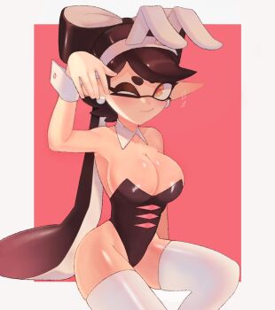 +_+ 1girl a_very_happy_potato bare_shoulders black_hair blush breasts callie_(splatoon) cleavage earrings highres inkling jewelry large_breasts leotard nintendo one_eye_closed playboy_bunny pointy_ears rabbit_ears simple_background sleeveless splatoon_(series) tentacle_hair thighhighs twintails white_thighhighs yellow_eyes