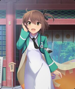 1girl :d architecture black_necktie black_ribbon brown_hair cape cowboy_shot day dot_nose dress east_asian_architecture etou_kanami first_high_school_uniform game_cg green_jacket hair_ribbon hand_in_own_hair jacket long_sleeves looking_at_viewer mahouka_koukou_no_rettousei necktie official_art one_side_up open_clothes open_jacket open_mouth outdoors ribbon school_uniform see-through_cape short_hair smile solo third-party_source toji_no_miko toji_no_miko:_kizamishi_issen_no_tomoshibi tree white_dress yellow_eyes