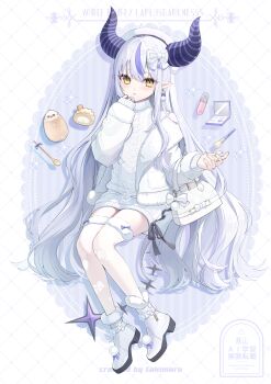 1girl absurdres alternate_costume alternate_hairstyle aran_sweater bag black_horns boots bow cable_knit closed_mouth commentary_request demon_girl demon_horns double-parted_bangs dress full_body fur-trimmed_jacket fur-trimmed_thighhighs fur_trim grey_hair hair_bow hand_up handbag highres hololive horns jacket la+_darknesss long_hair long_sleeves looking_at_viewer makeup_brush multicolored_hair piyokuma pointy_ears purple_hair single_hair_streak sitting sleeves_past_wrists slit_pupils solo streaked_hair striped_horns sweater sweater_dress tail thighhighs turtleneck turtleneck_sweater very_long_hair virtual_youtuber white_boots white_bow white_jacket white_sweater white_thighhighs yellow_eyes