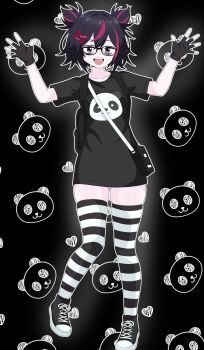 1girl animal_print backpack bag bags_under_eyes bear_print black_eyes black_gloves black_hair black_shirt black_shoes commentary_request converse fingerless_gloves full_body glasses gloves highres multicolored_hair open_hands open_mouth original pale_skin panda_print purple_hair shirt shoes skindentation smile solo spanish_commentary streaked_hair striped_clothes striped_thighhighs t-shirt tate_alon teit_talon thighhighs two-tone_hair two_side_up