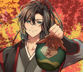 1boy ahoge alcohol aslle autumn autumn_leaves black_eyes black_hair black_hanfu brown_hair chinese_clothes closed_mouth commentary_request grey_shirt hair_between_eyes hair_ribbon hand_up hanfu holding_jug jug_(bottle) leaf liquor long_hair long_sleeves looking_at_viewer male_focus maple_leaf modao_zushi official_alternate_costume ponytail red_ribbon ribbon shirt sidelocks smile solo tree upper_body wei_wuxian wei_wuxian_(yunmeng_clan)