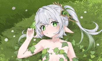 1girl angeldu collarbone commentary_request convenient_censoring cross-shaped_pupils flat_chest genshin_impact grass green_eyes hair_intakes highres leaf leaf_censor loli long_hair looking_at_viewer nahida_(genshin_impact) nude on_ground parted_lips pointy_ears ponytail sidelocks solo symbol-shaped_pupils upper_body white_hair