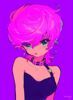 1girl black_shirt choker closed_mouth collarbone eyelashes gradient_background green_eyes high_contrast jojo_no_kimyou_na_bouken looking_at_viewer mawarusanso minus_sign pink_hair plus_sign shirt short_hair signature single_bare_shoulder solo trish_una upper_body vento_aureo