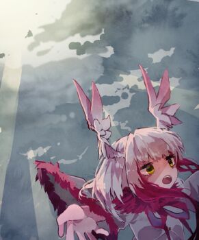 1girl commentary_request feathered_wings fur_collar grey_hair grey_sky grey_wings head_wings japanese_crested_ibis_(kemono_friends) kemono_friends long_hair long_sleeves looking_afar multicolored_hair open_mouth red_hair shinjitsu_no_kuchi shirt sky solo upper_body white_shirt wings yellow_eyes