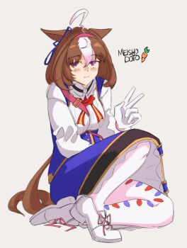 1girl ahoge animal_ears between_breasts blue_dress blush blush_stickers bow breasts brown_hair carrot chuunimaru closed_mouth double-parted_bangs dress ear_ribbon full_body gloves hair_between_eyes hairband headband highres horse_ears horse_girl horse_tail long_sleeves looking_at_viewer medium_breasts meisho_doto_(turbulent_blue)_(umamusume) meisho_doto_(umamusume) multicolored_hair pantyhose pink_hairband pink_headband purple_eyes red_bow shoes short_hair simple_background sitting smile solo strap_between_breasts tail two-tone_hair umamusume v white_dress white_gloves white_hair white_pantyhose