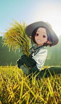 1girl biscione_(fate) biscione_(over_the_same_sky)_(fate) black_hair brown_hat chinstrap commentary_request cowboy_shot day dragon_girl dragon_tail fate/grand_order fate_(series) game_cg gloves green_gloves green_overalls green_tail hat holding imigimuru layered_sleeves long_sleeves looking_at_viewer multicolored_hair official_art outdoors overalls photo_background pointy_ears red_eyes shirt short_hair short_over_long_sleeves short_sleeves smile solo streaked_hair sun sunlight tail third-party_source white_shirt