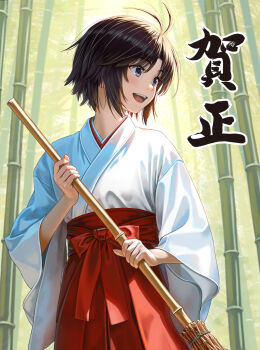 1girl alternate_costume antenna_hair bamboo bamboo_forest black_hair blush broom commentary_request forest hakama hakama_skirt highres holding holding_broom idolmaster japanese_clothes kikuchi_makoto kosode looking_to_the_side nature nekopuchi outdoors red_hakama short_hair skirt smile solo teeth translation_request upper_teeth_only