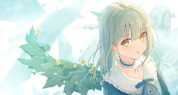 1girl absurdres bang_dream! bang_dream!_it&#039;s_mygo!!!!! blue_ribbon chinese_commentary choker commentary_request crystal cucumber_flower frilled_choker frills green_hair hair_between_eyes highres leaf long_hair looking_at_viewer nagasaki_soyo neck_ribbon open_mouth plant reflection ribbon shards sidelocks solo togawa_sakiko upper_body wakaba_mutsumi yellow_eyes zhongchun_ci
