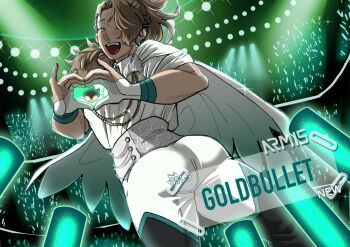 1boy 55wa1059ka ;d ass blush brown_hair bubby_(goldbullet) buttons cape character_name commentary concert corset crowd dark-skinned_male dark_skin double-breasted ear_piercing earrings english_commentary fangs fingerless_gloves gloves glowstick goldbullet green_theme happy heart heart_hands highres holostars holostars_english idol idol_clothes jewelry long_hair looking_back male_focus one_eye_closed open_mouth pants penlight_(glowstick) piercing ponytail shirt smile solo spotlight stage stage_lights virtual_youtuber white_cape white_gloves white_pants white_shirt