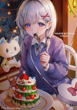 1girl arnyang_(ayatsuno_yuni) ayatsuno_yuni black_ribbon blue_sweater blush cake chair closed_mouth commentary copyright_notice corrupted_twitter_file food food_on_face grey_hair hair_ornament hand_up heart-shaped_bag highres holding holding_spoon indoors korean_text long_hair long_sleeves looking_at_viewer low-tied_long_hair n1n1 neck_ribbon night on_chair plate purple_eyes ribbon sitting solo spoon stellive stuffed_toy sweater symbol-only_commentary translation_request v-neck virtual_youtuber window wing_collar x_hair_ornament