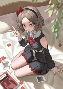 1girl absurdres bed belt black_hairband black_shirt black_skirt book bow bowtie brown_hair chinese_commentary closed_mouth clothing_cutout commentary_request dress ebizuka_tomo frills girls_band_cry hairband highres leaf long_sleeves looking_at_viewer nail_polish on_bed parted_bangs photo_(object) pillow pleated_skirt red_bow red_bowtie red_eyes red_nails shirt short_hair sitting skirt solo v xzu yokozuwari