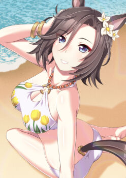1girl air_groove_(umamusume) animal_ears beach bikini bracelet breasts cleavage commentary_request floral_print floral_print_bikini flower hair_between_eyes hair_flower hair_ornament highres horse_ears horse_girl jewelry large_breasts looking_at_viewer looking_back medium_hair norizou on_ground print_bikini sitting smile solo swimsuit umamusume