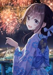 Rule 34 | 1girl, :d, absurdres, aerial fireworks, back bow, bag, blue bow, blush, bow, brown eyes, brown hair, city lights, cowboy shot, fireworks, fish, floating hair, floral print, from behind, goldfish, hair bow, hair bun, hand fan, hand up, highres, holding, holding bag, hominotsu, japanese clothes, kimono, looking at viewer, night, open mouth, original, outdoors, paper fan, plastic bag, print kimono, railing, short hair with long locks, sidelocks, skyline, smile, solo, teeth, uchiwa, upper teeth only, white kimono, yukata