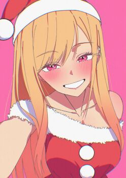 1girl bare_shoulders blonde_hair breasts christmas collarbone commentary_request dress ganetto29 hat highres kitagawa_marin large_breasts long_hair off_shoulder parted_lips pink_background red_eyes red_hat santa_costume santa_dress santa_hat simple_background smile solo sono_bisque_doll_wa_koi_wo_suru upper_body