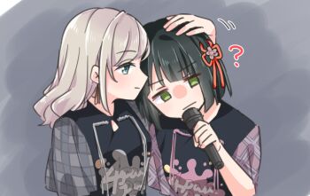 2girls 5th_live_tour_~4pair_power_spread!!!!~ :| ? black_hair black_shirt blue_eyes blunt_bangs blunt_ends bob_cut brown_ribbon ceras_yanagida_lilienfeld closed_mouth commentary_request green_eyes grey_background grey_hair grey_sleeves hair_ribbon headpat holding holding_microphone link!_like!_love_live! love_live! medium_hair microphone miyake_miu momose_ginko multiple_girls pink_sleeves plaid_clothes plaid_sleeves ribbon sakurai_hina shiro_(white_2530) shirt short_hair virtual_youtuber voice_actor_connection