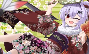 1girl ;d akisome_hatsuka alternate_costume commentary_request fang floral_print floral_print_kimono fur_collar green_background hagoita hair_ornament hane_(hanetsuki) holding holding_paddle japanese_clothes kanzashi kimono long_sleeves looking_at_viewer nail_polish obi obijime one_eye_closed open_mouth paddle print_kimono purple_hair red_eyes red_kimono red_nails red_sash remilia_scarlet sash short_hair smile solo touhou tsumami_kanzashi wing_hair_ornament