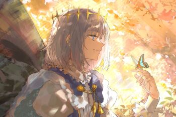 1boy arthropod_boy blue_eyes bug butterfly butterfly_on_hand cape crown dappled_sunlight diamond_hairband fate/grand_order fate_(series) fur-trimmed_cape fur_trim grey_hair highres insect insect_on_finger insect_wings long_sleeves male_focus medium_hair oberon_(fate) oberon_(first_ascension)_(fate) profile smile solo sunlight upper_body wings zexli_qiu