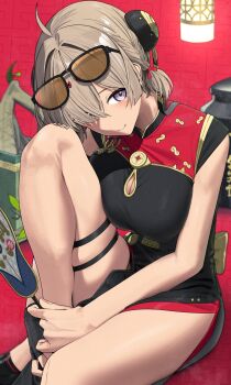 1girl ahoge black_dress blush breasts brown_hair china_dress chinese_clothes cleavage closed_mouth clothing_cutout commentary_request dress eyewear_on_head fingerless_gloves gloves hair_intakes hair_over_one_eye hand_fan highres holding holding_fan knee_up large_breasts looking_at_viewer noeru purple_eyes short_hair single_fingerless_glove sitting skindentation solo sweety_(zenless_zone_zero) thigh_strap tinted_eyewear tuanshan underboob_cutout yellow-tinted_eyewear zenless_zone_zero