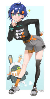 1girl artist_name asymmetrical_legwear bangboo_(zenless_zone_zero) belle_(zenless_zone_zero) black_shirt black_thighhighs blue_background blue_hair blush bracelet breasts conto dated eous_(zenless_zone_zero) gloves green_eyes grey_shoes grey_skirt hair_ornament hand_on_own_chin highres jewelry large_breasts leaning_forward letter_hair_ornament necklace orange_gloves orange_socks shirt shoes short_hair single_glove single_thighhigh skirt smile socks solo sparkle stroking_own_chin thighhighs white_background zenless_zone_zero