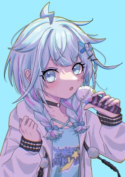1girl absurdres ahoge akina_(user_ucnd3578) black_choker blue_background blue_eyes blue_hair blue_shirt braid choker hair_flaps hair_ornament hairpin highres holding holding_microphone hololive hololive_dev_is jacket looking_at_viewer medium_hair microphone mizumiya_su mizumiya_su_(1st_costume) multicolored_hair o-ring o-ring_choker open_mouth pink_hair shirt solo streaked_hair twin_braids virtual_youtuber white_jacket