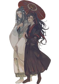 2boys ahoge amana_raika arm_hug black_boots black_hair black_hanfu blue_sash boots chinese_clothes closed_mouth couple full_body grey_eyes hair_ribbon hanfu headband height_difference high_ponytail highres holding holding_another&#039;s_arm holding_umbrella lan_wangji long_hair long_sleeves looking_at_another looking_at_viewer male_focus modao_zushi multiple_boys oil-paper_umbrella open_mouth ponytail red_ribbon red_sash red_umbrella ribbon robe sash shared_umbrella sidelocks simple_background smile standing topknot umbrella wei_wuxian white_background white_boots white_hanfu white_headband wide_sleeves yaoi yellow_eyes