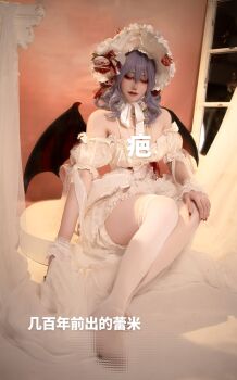 1girl 2026 ascot back_bow bat_wings blue_hair bow breasts chinese_commentary chinese_text closed_eyes closed_mouth collared_shirt commentary cosplay cosplay_photo embodiment_of_scarlet_devil female_focus fingernails frilled_shirt_collar frills full_body hat hat_ribbon head_tilt highres indoors jiaojiao_dingding_mao leg_up light_smile medium_breasts mob_cap photo_(medium) pink_hat pink_shirt pink_skirt pointy_ears puffy_short_sleeves puffy_sleeves real_life red_eyes red_lips red_nails red_shoes remilia_scarlet remilia_scarlet_(cosplay) ribbon sharp_fingernails shirt shoes short_hair short_sleeves short_sleevessingle_wrist_cuff sitting skirt skirt_set smile socks solo touhou white_ascot white_background white_socks wings wrist_cuffs