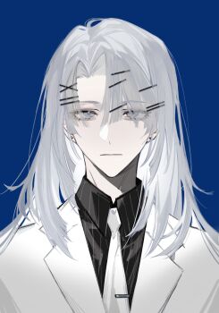 1boy bishounen black_shirt blue_background call_of_cthulhu chinese_commentary closed_mouth collared_shirt ear_piercing earrings expressionless eyelashes eyes_visible_through_hair formal_clothes grey_eyes grey_hair hair_ornament hair_over_one_eye hairclip highres jacket jewelry lapels long_hair looking_at_viewer male_focus mingjing_fangfu_keyi_zhanduan_chuntian necktie nidexintu parted_bangs piercing portrait shirt simple_background solo striped_clothes striped_shirt stud_earrings suit suit_jacket tsukijou_ao upper_body vertical-striped_clothes vertical-striped_shirt white_hair white_jacket white_necktie white_suit