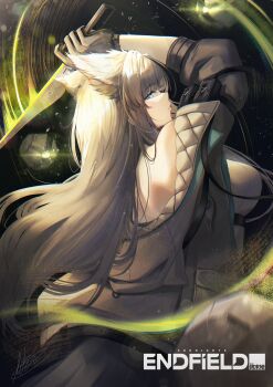 1girl absurdres animal_ears arknights arknights:_endfield arktic arm_pouch arm_up back bare_shoulders bird_ears bird_girl black_gloves blue_eyes breasts commentary_request copyright_name dress from_behind gloves grey_hair hand_up highres holding holding_sword holding_weapon jacket large_breasts light_trail long_hair looking_at_viewer multicolored_gloves off_shoulder open_clothes open_jacket parted_lips perlica_(arknights) signature sleeveless sleeveless_dress solo sword two-sided_gloves two-tone_gloves weapon white_dress white_jacket yellow_gloves yellow_pupils