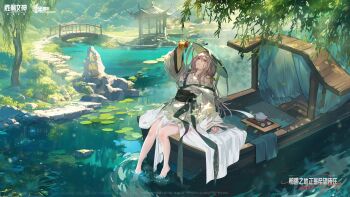 1girl absurdres alternate_costume barefoot black_sash boat bridge chinese_commentary chinese_text closed_mouth copyright_name day full_body goddess_of_victory:_nikke gourd grass grey_hair hat highres holding holding_gourd japanese_clothes kimono lake lily_pad long_hair long_sleeves official_art outdoors partially_submerged sash scarlet_(nikke) second-party_source shrine sitting smile solo tree watercraft white_kimono wide_sleeves yellow_eyes