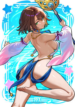 1girl ass barefoot blue_background blue_eyes breasts brown_hair closed_mouth commentary detached_sleeves final_fantasy final_fantasy_x green_eyes heterochromia highres holding holding_staff looking_at_viewer medium_breasts redjet short_hair sideboob smile solo staff standing standing_on_one_leg toes white_sleeves wide_sleeves yuna_(ff10)