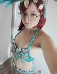 1girl animated ass_shake audible_music black_hair breasts carnival cleavage cosplay curvy dancing dutch_angle fur-trimmed_skirt fur_trim glasses linda_gunderson linda_gunderson_(cosplay) looking_at_viewer navel real_life red_hair revealing_clothes rio_(movie) short_hair skirt sound tagme unkyndled video wide_hips