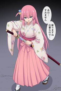 1girl alternate_costume blue_eyes bocchi_the_rock! bow breasts commentary_request cube_hair_ornament floral_print full_body gotoh_hitori hair_between_eyes hair_ornament highres holding holding_sword holding_weapon japanese_clothes katana kimono large_breasts leaf_print long_hair one_side_up pink_bow pink_hair pink_skirt print_kimono samurai skirt skirt_bow solo speech_bubble standing suwaneko sword translation_request weapon