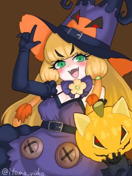 1girl :3 absurdres autumn_leaves bare_shoulders black_bow black_bowtie black_dress black_gloves black_hat blonde_hair blush bow bowtie cowboy_shot dress elbow_gloves fangs frilled_dress frilled_gloves frills gloves green_eyes hair_between_eyes halloween halloween_costume hat highres itoma_yuko jack-o&#039;-lantern jack-o&#039;-lantern_(kemono_friends) kemono_friends kemono_friends_3 leaf multicolored_hair official_alternate_costume open_mouth orange_hair plant_hair purple_dress sidelocks sleeveless smile solo spaghetti_strap witch_hat