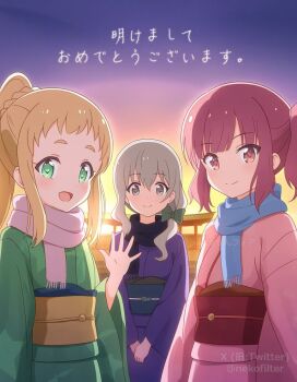 3girls blonde_hair blue_scarf bow closed_mouth dot_nose feet_out_of_frame female_focus green_eyes grey_eyes grey_hair hair_between_eyes hair_bow highres inose_mai japanese_clothes japanese_text kimono koisuru_asteroid long_sleeves looking_at_viewer mole mole_under_eye morino_mari morning multiple_girls nekofilter open_clothes outdoors pink_scarf pixiv_username red_eyes red_hair sakurai_mikage scarf sky smile standing sunrise translation_request twitter_username waving