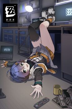 1girl :d absurdres ahoge belle_(zenless_zone_zero) black_shirt black_thighhighs computer controller copyright_name fingerless_gloves gloves green_eyes highres indoors laptop legs_up looking_at_viewer lying monitor on_back onejio open_mouth orange_gloves remote_control shirt shoes single_glove single_thighhigh smile solo thighhighs thighs white_shoes zenless_zone_zero