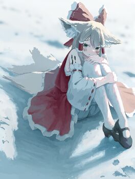 1girl alternate_costume animal_ear_fluff animal_ears arknights black_shoes blonde_hair bloomers blush bow closed_mouth commentary cosplay detached_sleeves diaopi_huasheng fox_ears fox_girl fox_tail frilled_bow frilled_hair_tubes frills green_eyes hair_bow hair_tubes hakurei_reimu hakurei_reimu_(cosplay) highres hugging_own_legs kitsune long_hair mary_janes material_growth oripathy_lesion_(arknights) pantyhose red_bow red_skirt ribbon-trimmed_sleeves ribbon_trim shoes sitting skirt skirt_set snow solo suzuran_(arknights) tail touhou underwear white_bloomers white_pantyhose