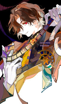 1boy artist_name black_background black_shirt brown_hair brown_jacket commentary cropped_torso dated evil_smile ezu_(e104mjd) film_reel film_strip gloves hair_over_one_eye honkai:_star_rail honkai_(series) jacket looking_at_viewer male_focus mr._reca_(honkai:_star_rail) red_eyes shirt short_hair smile solo symbol-only_commentary two-tone_background white_background white_gloves
