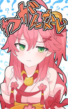1girl ? ahoge bare_shoulders bell blue_background commentary_request detached_sleeves green_eyes hair_bell hair_ornament highres hololive japanese_clothes kimono long_hair looking_at_viewer ogata_(ogt_illust) one_side_up pink_hair pink_kimono sakura_miko sakura_miko_(1st_costume) sleeveless sleeveless_kimono solo translation_request upper_body virtual_youtuber x_hair_ornament