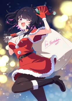 1girl belt black_belt black_hair black_pantyhose blush boots breasts capelet christmas cleavage colored_inner_hair commission dress fur-trimmed_boots fur-trimmed_capelet fur-trimmed_dress fur-trimmed_headwear fur_trim gloves gradient_eyes green_eyes hat highres holding holding_sack kamuraaa_615 long_hair looking_at_viewer medium_breasts medium_hair multicolored_eyes multicolored_hair open_mouth original pantyhose pink_hair red_dress red_eyes red_gloves red_hat sack santa_costume santa_dress santa_hat skeb_commission sleeveless sleeveless_dress smile solo
