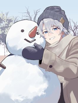 1boy bare_tree black_mittens blue_eyes coat commentary crossed_bangs grey_coat grin hair_between_eyes hazozoyaku highres honkai:_star_rail honkai_(series) long_sleeves looking_at_viewer male_focus mittens outdoors phainon_(honkai:_star_rail) scarf sky smile snowman solo symbol-only_commentary tree white_scarf winter winter_clothes