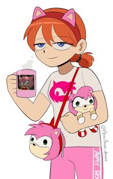 1girl amy_rose artist_self-insert bag blue_eyes character_doll commentary_request cup doll folded_ponytail hairband handbag highres holding holding_cup mug orange_hair original pants pencilman_draws pink_pants red_hairband shirt solo sonic_(series) spanish_commentary steam t-shirt twitter_username