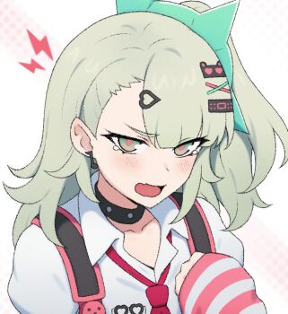 1girl angels_of_delusion arm_warmers bandaid bandaid_hair_ornament collar collared_shirt commentary earrings edmonmondo english_commentary green_hair hair_ornament heisei_retro jewelry looking_at_viewer medium_hair multiple_hair_clips musical_note_earrings necktie pink_arm_warmers red_necktie shirt simple_background solo striped_arm_warmers sunna_(zenless_zone_zero) upper_body white_shirt zenless_zone_zero