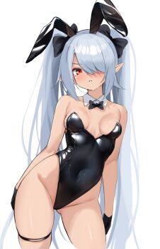 1girl animal_ears bare_arms bare_shoulders black_bow black_gloves black_leotard blue_archive bow breasts covered_navel dark-skinned_female dark_skin gloves grey_hair hair_over_one_eye highres hip_bones iori_(blue_archive) leotard looking_at_viewer parted_lips playboy_bunny pointy_ears rabbit_ears red_eyes simple_background solo thigh_strap twintails white_background zarashi
