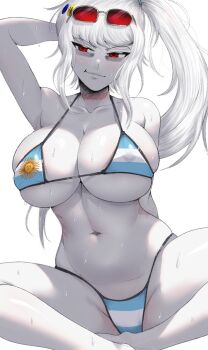 1girl argentinian_flag argentinian_flag_bikini arm_behind_head bare_shoulders bikini blush breasts cleavage colored_skin curvy flag_print flag_print_bikini hair_ornament highres huge_breasts la_albina_(tidal) large_breasts long_hair looking_at_viewer medium_hair navel original print_bikini red_eyes simple_background smile solo spanish_commentary standing swimsuit thighs tidal_(tidaltides) tinted_eyewear white_background white_hair white_skin