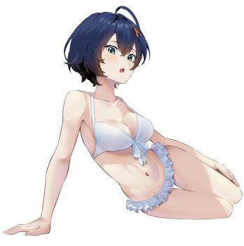 1girl alternate_costume arm_support barefoot belle_(zenless_zone_zero) bikini black_hair breasts camus_(luthfancamus) cleavage collarbone commentary green_eyes hair_ornament highres letter_hair_ornament looking_at_viewer medium_breasts navel open_mouth short_hair simple_background solo swimsuit teeth upper_teeth_only white_background white_bikini zenless_zone_zero