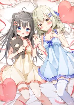1girl :d ahoge bare_shoulders bead_bracelet beads black_hair blue_bow blue_dress blue_eyes blush borrowed_character bow bracelet closed_mouth commentary commission dress feet_out_of_frame frilled_thigh_strap frilled_thighhighs frills green_hair hair_between_eyes hair_bow highres holding holding_hands holding_stuffed_toy jewelry long_hair looking_at_viewer lying on_back on_bed open_mouth original pillow red_bow red_ribbon ribbon skeb_commission sleeveless sleeveless_dress smile stuffed_animal stuffed_toy teddy_bear thigh_strap thighhighs tobio_illust white_thighhighs yellow_dress yellow_eyes