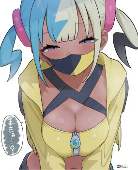 1girl aqua_hair bandeau black_hair blonde_hair breasts canari_(pokemon) cleavage commentary_request cropped_jacket dark-skinned_female dark_skin half-closed_eyes highres jacket long_sleeves looking_at_viewer mask mega_stone mouth_mask multicolored_hair navel ni_l_l nintendo open_clothes open_jacket pokemon pokemon_legends:_z-a purple_eyes short_hair solo speech_bubble split-color_hair translation_request twintails twitter_username upper_body white_background yellow_bandeau yellow_jacket zipper_pull_tab