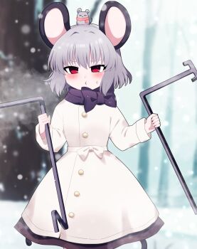 1girl :t alternate_costume animal animal_ears animal_on_head blurry blush bow breath commentary_request depth_of_field dowsing_rod dress dual_wielding grey_hair highres holding long_sleeves medium_hair mouse_(animal) mouse_ears mouse_girl mouse_tail nazrin on_head outdoors pout purple_scarf red_eyes scarf scarf_bow snow snowing solo tail touhou white_dress winter you_(noanoamoemoe)