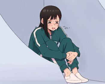 1girl ? alternate_costume alternate_hairstyle black_eyes black_hair chainsaw_man english_text fetal_position green_jacket green_pants hair_ornament hairclip higashiyama_kobeni highres hugging_own_legs jacket knees_up mole mole_under_eye mole_under_mouth multicolored_jacket multiple_moles nekonbini nervous nervous_sweating numbered open_mouth pants parody shoes short_hair sitting solo squid_game sweat track_pants track_suit two-tone_jacket
